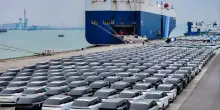 Auto, la Cina supera per la prima volta il milione di vetture esportate in un mese. La met&agrave; sono elettriche e ibride