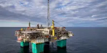 Petrolio, Iran e Oman trattano per riaprire lo Stretto di Hormuz: il Brent cala sotto 87 dollari