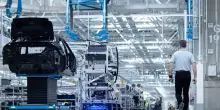 Auto, in Europa uno stabilimento su tre &egrave; di troppo: cosa rischiano Stellantis, Volkswagen, Mercedes e Bmw