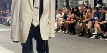 Sharon Stone chiude lo show di Vetements alla Paris fashion week