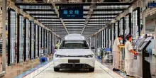 Auto, in Cina nel 2025 produzione record e utili per 66 miliardi. Ma i margini restano bassi, ecco perch&eacute;