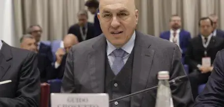 Guido Crosetto bloccato a Dubai, spazi aerei chiusi dopo gli attacchi di Teheran. L&rsquo;attacco dei M5s: &laquo;&Egrave; la prova che non contiamo nulla&raquo;