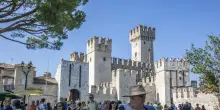 La bellezza di una casa vista lago: salgono i prezzi degli immobili e i turisti chiedono anche le mete meno chic