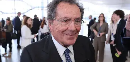Intesa Sanpaolo accelera sull&rsquo;AI: oltre 10 miliardi investiti in tecnologia dal 2022