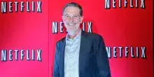Netflix, uscita del co-fondatore Reed Hastings scuote il titolo (-9%): aumenta l&rsquo;incertezza sul futuro del gigante dello streaming | IL VIDEO
