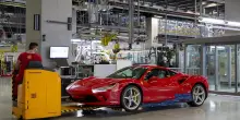Ferrari riduce le consegne nel Regno Unito: l’effetto delle nuove regole fiscali abbatte i valori residui delle auto