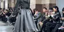 Le ibridazioni di MM6 Maison Margiela sfilano alla Stazione centrale