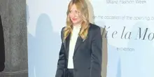 Giorgia Meloni alla fashion week di Milano, siede al tavolo con Carlo Capasa e Anna Wintour