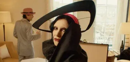 Stephen Jones gioca tra aristocrazia e punk