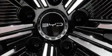 Auto, Byd fa causa agli Usa sui dazi. E svolta sulle batterie: sviluppa quelle al sodio con vita pi&ugrave; lunga