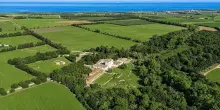 La masseria dei re: nove secoli di storia a un passo dal mare ora in vendita