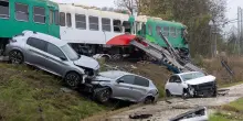 Bondeno, scontro tra camion e treno nel Ferrarese: 4 feriti. FOTO