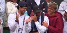 Il pap&agrave; di Cobolli si commuove dopo la vittoria a Wimbledon. VIDEO