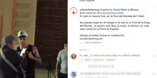 Robbie Williams, a Siviglia canta Angels con un musicista di strada