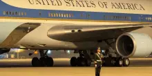 Pechino, soldato cinese resta immobile al passaggio dell'Air Force One