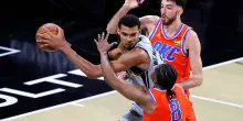 Wemby rientra dopo un mese, parte dalla panchina e decide Spurs-Thunder