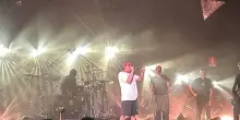 Willie Peyote in concerto insegna a rialzarci dopo schianto prolungato