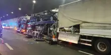 Incidente in A1, un morto in uno scontro tra due tir nel Bolognese
