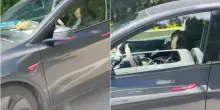 Dorme al volante della Tesla in autostrada, indaga la polizia