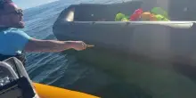 Uk, attivista estrema destra squarcia gommone per salvataggio migranti