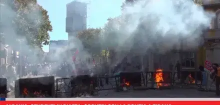 Albania, studenti in piazza: scontri con la polizia a Tirana