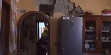 Campi Flegrei, con i vigili del fuoco dentro le case colpite dal sisma