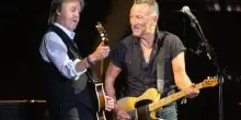 Paul McCartney e Bruce Springsteen, duetto a Liverpool. VIDEO