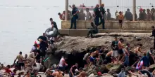 Spagna, centinaia di migranti a nuoto dal Marocco a Ceuta