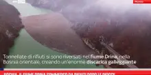 Bosnia, il fiume Drina sommerso da rifiuti dopo le piogge