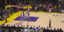 NBA, Lillard segna la tripla che affonda i Lakers