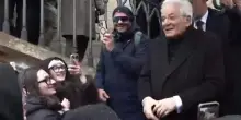 Mattarella a Praga incontra studenti italiani durante una passeggiata