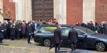 Funerali Vanoni, l'uscita del feretro dalla chiesa di San Marco a Milano
