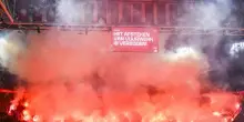 Fuochi, fiamme e fumo: sospesa dopo 5' Ajax-Groningen. FOTO e RICOSTRUZIONE