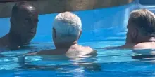 Carlo Conti abbronzatissimo in piscina con Masini e Panariello
