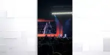 Abbraccio tra Laura Pausini e Shakira al concerto di Madrid