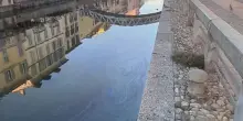 Naviglio Grande, la chiazza oleosa arriva in Darsena