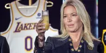 Dopo 46 anni finisce l'era dei Buss ai Lakers