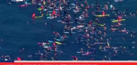 Australia, surfisti omaggiano vittime di Bondi Beach