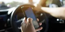 Anas: solo 42% di italiani usa correttamente il cellulare al volante