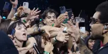 The Weeknd canta 'Out of Time' con alcune fan italiane. VIDEO