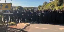 Regno Unito, persone incappucciate bloccano il porto di Dover