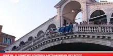 Venezia, il comitato contro il matrimonio di Jeff Bezos
