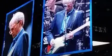 Eric Clapton, in concerto a Milano suona chitarra con colori Palestina