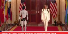 Summit alla Casa Bianca, robot sul palco con Melania Trump