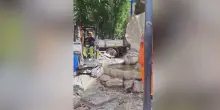 Roma, ruspa a pochi centimetri dalla fontana del Bernini. VIDEO