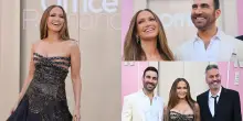 Jennifer Lopez in Versace alla premi&egrave;re del film Office Romance