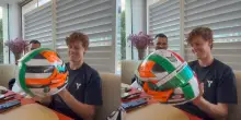 Regalo per Jannik Sinner: un casco da F1 personalizzato. VIDEO