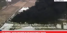 California, vasto incendio in un magazzino a Tracy