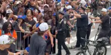 Tyler Kolek alla parata dei Knicks: la polizia lo ferma scambiandolo per un tifoso
