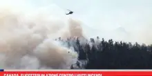 Canada, elicotteri in azione contro i vasti incendi